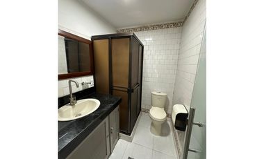 SE ARRIENDA EXCELENTE OFICINA AMOBLADA