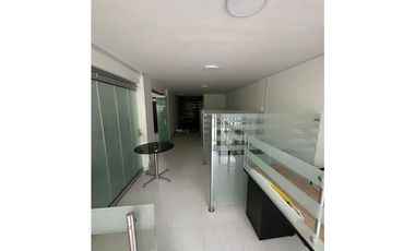 SE ARRIENDA EXCELENTE OFICINA AMOBLADA