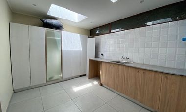 CASA 3 DORM MAS SERVICIO AV DEL VALLE ABRIL