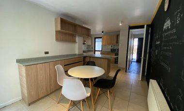 CASA 3 DORM MAS SERVICIO AV DEL VALLE ABRIL