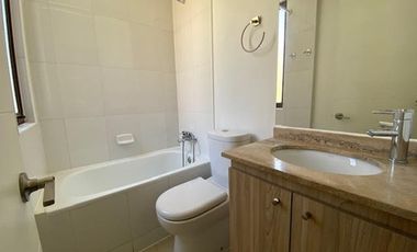 CASA 3 DORM MAS SERVICIO AV DEL VALLE ABRIL