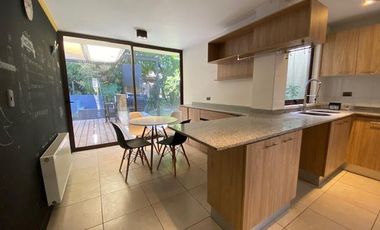 CASA 3 DORM MAS SERVICIO AV DEL VALLE ABRIL