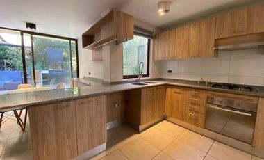 CASA 3 DORM MAS SERVICIO AV DEL VALLE ABRIL