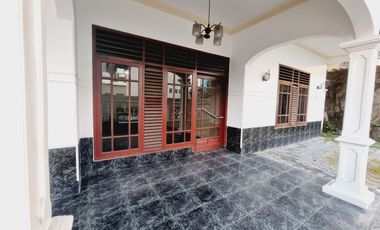 Rumah Nyaman 2lantai Tengah Kota Akses Lebar Kerten Solo