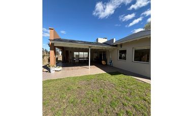 VENTA / CASA MODERNA CON GAS NATURAL / SIERRA DE LOS PADRES