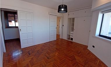 VENTA DEPTO 5 AMB. EN DUPLEX C/COCHERA FRENTE A PLAZA ESPAÑA