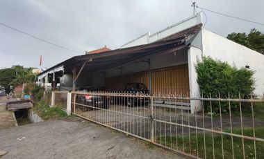 Toko + Gudang Lokasi Strategis Kawasan Perdagangan Di Jl. RayaSeririt