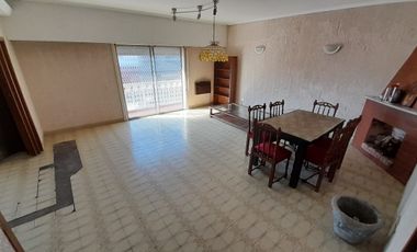 VENTA LOCAL (ex sandwichería) en EXCELENTE ubicación COMERCIALconvivienda AMPLIA en PLANTA ALTA. VENTA EN BLOCK