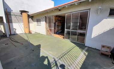 VENTA LOCAL (ex sandwichería) en EXCELENTE ubicación COMERCIALconvivienda AMPLIA en PLANTA ALTA. VENTA EN BLOCK