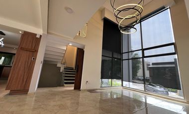 CASA REMODELADA EN VENTA EN LOMAS DEL RÍO