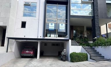 CASA REMODELADA EN VENTA EN LOMAS DEL RÍO