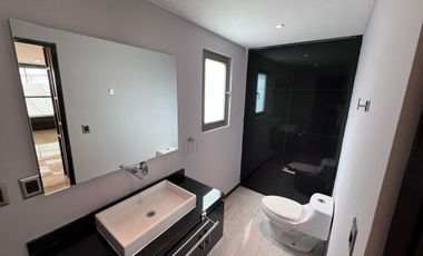 CASA REMODELADA EN VENTA EN LOMAS DEL RÍO