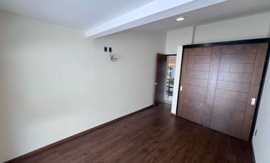 CASA REMODELADA EN VENTA EN LOMAS DEL RÍO