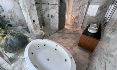 CASA REMODELADA EN VENTA EN LOMAS DEL RÍO