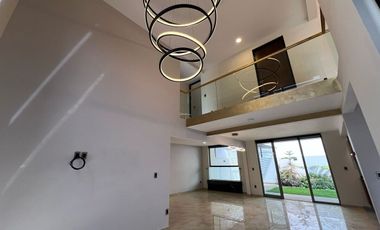 CASA REMODELADA EN VENTA EN LOMAS DEL RÍO