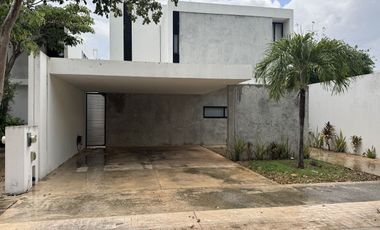 Casa en venta en privada al norte zona de Cholul