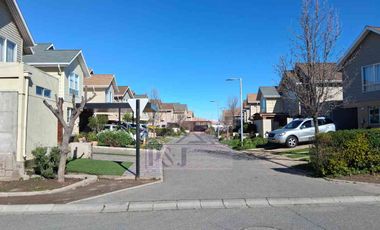 ESTUPENDA CASA AISLADA 4D 3B EN CONDOMINIO PARQUE BUIN