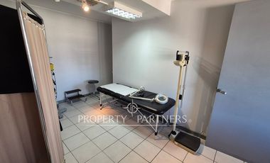 Amplia oficina amoblada en edificio orientado a la salud en pleno Balmaceda