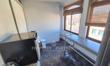 Amplia oficina amoblada en edificio orientado a la salud en pleno Balmaceda