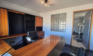 Amplia oficina amoblada en edificio orientado a la salud en pleno Balmaceda