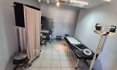 Amplia oficina amoblada en edificio orientado a la salud en pleno Balmaceda