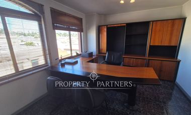 Amplia oficina amoblada en edificio orientado a la salud en pleno Balmaceda