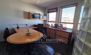 Amplia oficina amoblada en edificio orientado a la salud en pleno Balmaceda