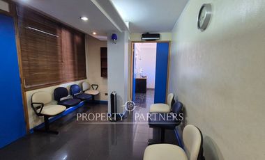 Amplia oficina amoblada en edificio orientado a la salud en pleno Balmaceda