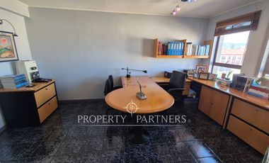 Amplia oficina amoblada en edificio orientado a la salud en pleno Balmaceda