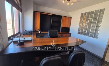 Amplia oficina amoblada en edificio orientado a la salud en pleno Balmaceda