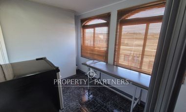 Amplia oficina amoblada en edificio orientado a la salud en pleno Balmaceda