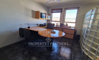 Amplia oficina amoblada en edificio orientado a la salud en pleno Balmaceda