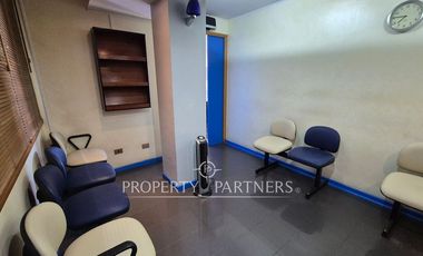 Amplia oficina amoblada en edificio orientado a la salud en pleno Balmaceda