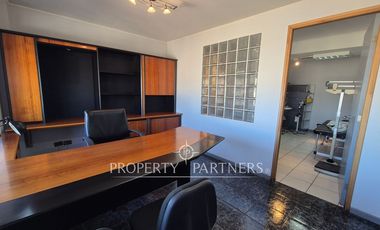 Amplia oficina amoblada en edificio orientado a la salud en pleno Balmaceda