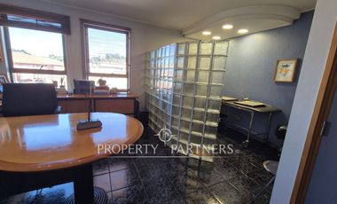 Amplia oficina amoblada en edificio orientado a la salud en pleno Balmaceda