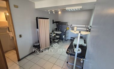 Amplia oficina amoblada en edificio orientado a la salud en pleno Balmaceda