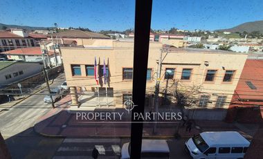 Amplia oficina amoblada en edificio orientado a la salud en pleno Balmaceda