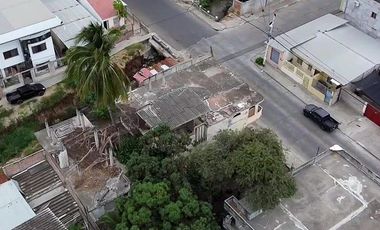 Terreno con casa en venta en Manta, Lotización el Porvenir, Calle J-3 Y J-8 Esquina