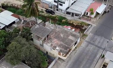 Terreno con casa en venta en Manta, Lotización el Porvenir, Calle J-3 Y J-8 Esquina