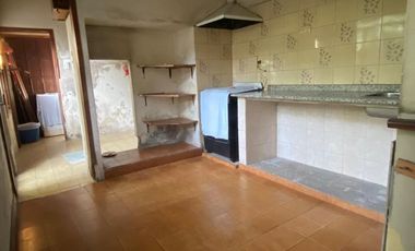 Casa en Lanus Oeste con fondo , pileta y quincho.