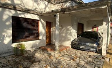 Casa en Lanus Oeste con fondo , pileta y quincho.