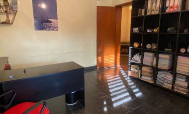 Casa en Lanus Oeste con fondo , pileta y quincho.