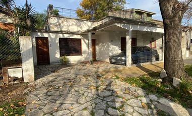 Casa en Lanus Oeste con fondo , pileta y quincho.