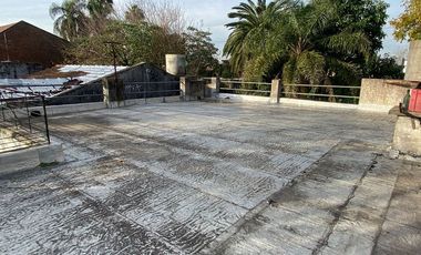 Casa en Lanus Oeste con fondo , pileta y quincho.