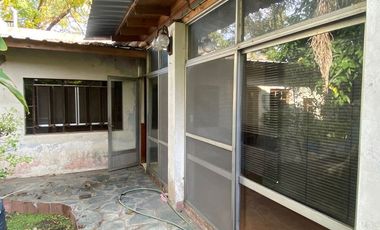 Casa en Lanus Oeste con fondo , pileta y quincho.