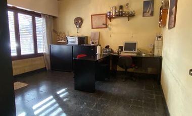 Casa en Lanus Oeste con fondo , pileta y quincho.