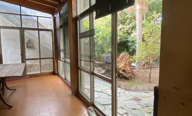 Casa en Lanus Oeste con fondo , pileta y quincho.