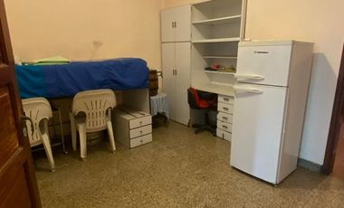 Casa en Lanus Oeste con fondo , pileta y quincho.