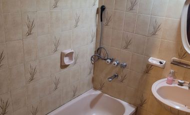 Casa en Lanus Oeste con fondo , pileta y quincho.