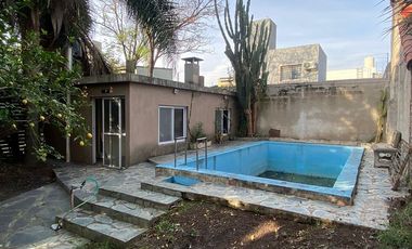 Casa en Lanus Oeste con fondo , pileta y quincho.